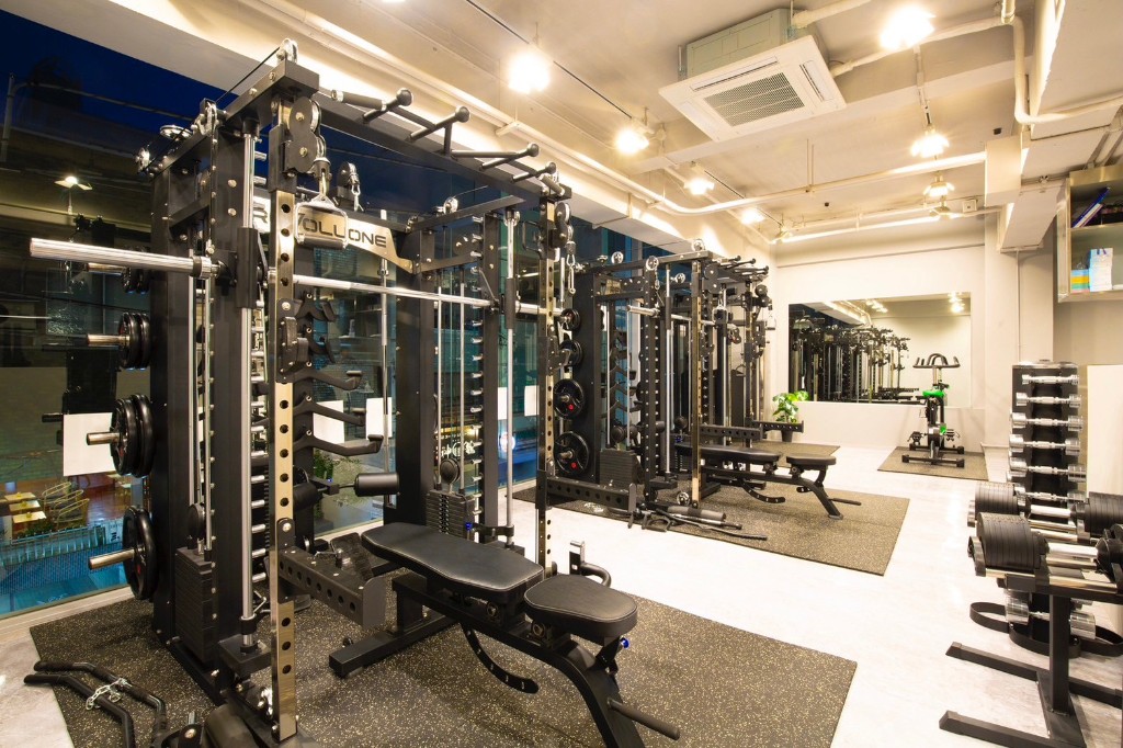 パーソナルトレーニングジムPOLITEの内部、トレーニング機器が整然と配置された清潔な空間